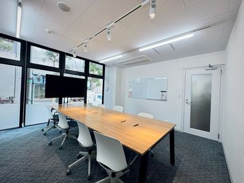 STAYUP日本橋箱崎 【日本橋箱崎】8名会議室★wifi、大型モニター、ホワイトボードの室内の写真