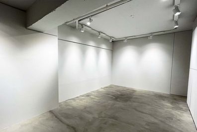 ホワイトキューブ - PARALLEL CROSS GALLERY レンタルギャラリーの室内の写真
