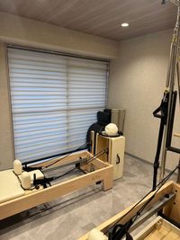 ブラインド完備のため、外からの視線を気にせず安心してご利用いただけます。 - Lien Blanc  -Pilates Studio- レンタルマシンピラティスLien Blanc 京橋の設備の写真
