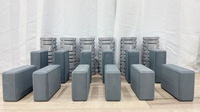 ヨガポール×6
ヨガブロック×12 - レンタルスタジオaile(エール)　神戸三宮店 【神戸主要駅徒歩圏内】格安でレッスンができるレンタルスタジオの室内の写真
