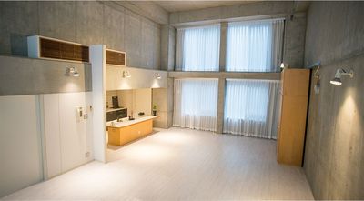 高い天井、広々とした空間 - Studio P'の室内の写真