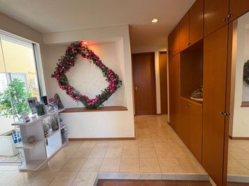 【道順】玄関を入ったところ。レンタルのお部屋はまっすぐ奥です。左側が洗面所・トイレ。 - レンタルスペース　エルマール 【一軒家のレンタルサロン】閑静な高級住宅街の落ち着いた贅沢空間の入口の写真