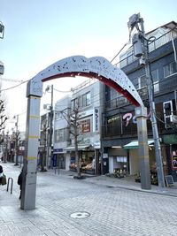 【道順】大井町線尾山台駅の改札を出て、左にゲートがある「ハッピーロード商店街」へ入ります。 - レンタルスペース　エルマール 【一軒家のレンタルサロン】閑静な高級住宅街の落ち着いた贅沢空間のその他の写真