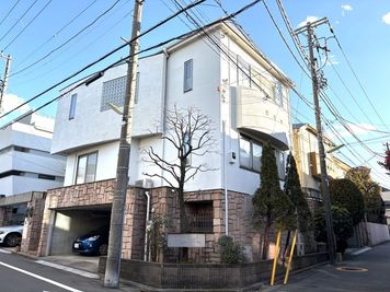 【道順】右側に白いサロンの建物が見えてきます。奥に階段があります。 - レンタルスペース　エルマール 【一軒家のレンタルサロン】閑静な高級住宅街の落ち着いた贅沢空間の外観の写真