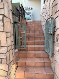 【道順】階段を登ると玄関のドアがあります。 - レンタルスペース　エルマール 【一軒家のレンタルサロン】閑静な高級住宅街の落ち着いた贅沢空間の外観の写真