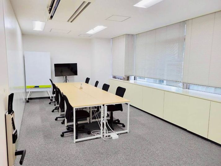 最大8名様まで着席可能
広くて開放感ある会議室 - シェア＆レンタルオフィスMICAN 貸会議室【会議室D（7F）】｜シェア＆レンタルオフィス（大井町）の室内の写真