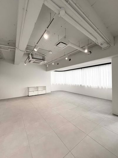 白を基調とした開放的な空間。シーンに合わせて照明の色味を調整できます。 - M.studioの室内の写真