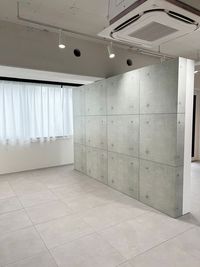 移動式の壁で自由に空間を仕切ることができ、コンクリート面・白壁面を用途に応じてご利用いただけます。
 - M.studioの室内の写真