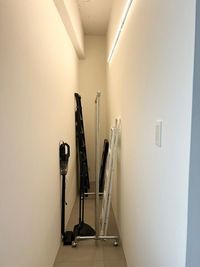 バックヤードには脚立、掃除用具、簡易テーブルなどを備えています。 - M.studioの室内の写真