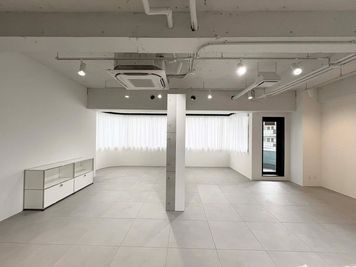 中央で仕切ることで、2つの空間としてご利用いただけます。 - M.studioの室内の写真