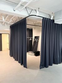 フィッティングルームはカーテンで仕切ることができます。 - M.studioの室内の写真