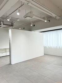 ※キャスター付きですが重量があるため、移動の際は必ず3名以上で行ってください。 - M.studioの室内の写真