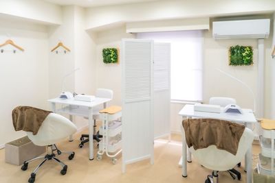 隣とはパーティションで区切られており、気にせず集中して施術いただけます。Bブースは画像左側の席です。 - ネイル専用シェアサロンMieux 【関内駅徒歩2分】ネイル専用レンタルサロンMieux Cブースの室内の写真