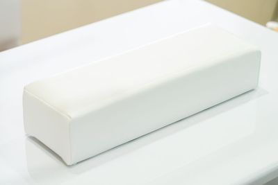 合皮生地で、片手・両手どちらも置けるちょうど良いサイズです。（幅30cm X 奥行き9.5cm X 高さ6cm） - ネイル専用シェアサロンMieux 【関内駅徒歩2分】ネイル専用レンタルサロンMieux Cブースの設備の写真