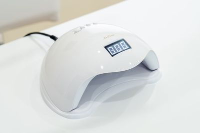 低ヒートモード・赤外線感知自動センサー・10・30・60秒のタイマー付き・48Ｗの高出力「LED＆UVライト」です。マグネット式の底板は外せます。 - ネイル専用シェアサロンMieux 【関内駅徒歩2分】ネイル専用レンタルサロンMieux Cブースの設備の写真