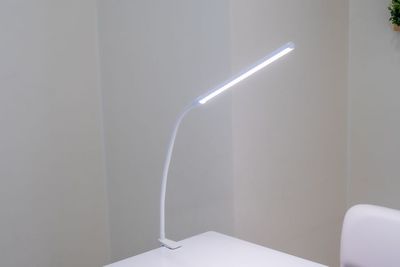 10段階調光機能付きでボタンを押すだけで利用できます。アームは自由自在に曲がるのでお好みの角度や高さに調整できます。 - ネイル専用シェアサロンMieux 【関内駅徒歩2分】ネイル専用レンタルサロンMieux Cブースの設備の写真