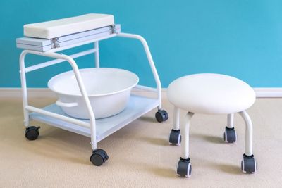 ベディ台(天板折りたたみタイプ)、キャスター付フットスツール(高さ31cm)、フットバスをご用意。フットネイルにご利用ください。 - ネイル専用シェアサロンMieux 【関内駅徒歩2分】ネイル専用レンタルサロンMieux Cブースの設備の写真
