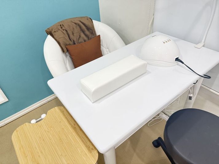 1ブースあたりのスペースはゆとりを持たせているので広々と使えます - ネイル専用シェアサロンMieux 【関内駅徒歩2分】ネイル専用レンタルサロンMieux Cブースの室内の写真