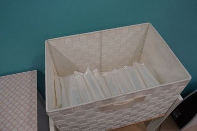 1枚55円(税込)のオプションで、おしぼりをご利用いただけます。冷やす場合は冷蔵庫、温める場合はタオルウォーマーをお使いください。 - ネイル専用シェアサロンMieux 【関内駅徒歩2分】ネイル専用レンタルサロンMieux Cブースの設備の写真