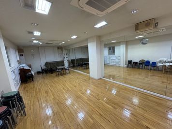 駅近く！広い部屋で大人数可 - プリムローズ音楽教室