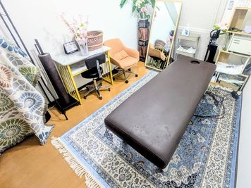 電動調高ベット、調光ライト、大型全身鏡完備のレンタルサロン - レンタルサロン大宮駅東口大門町店