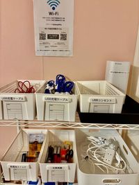 充電類も充実。文房具類もあります。 - 🌸天満パーティ向けレンタルスペース🌸 可愛いレンタルスペースTHE ROOM天満の設備の写真
