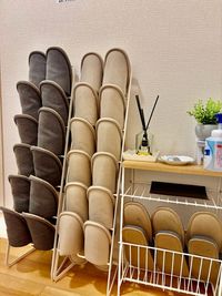 スリッパは15足。ベージュはMサイズ、グレーはLサイズ。 - 🌸天満パーティ向けレンタルスペース🌸 可愛いレンタルスペースTHE ROOM天満の設備の写真
