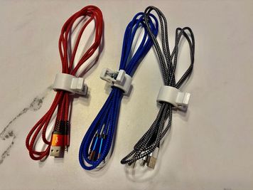 充電ケーブルは各種６本ずつご用意。
赤はライトニング、青はタイプC、グレーはマイクロUSB。 - 🌸天満パーティ向けレンタルスペース🌸 可愛いレンタルスペースTHE ROOM天満の設備の写真