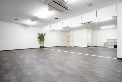 【✨NEWOPEN✨】広々踊れるスタジオ｜6.4m鏡・更衣室完備・備品無料｜24時間営業中 - LivRall studio 藤沢店