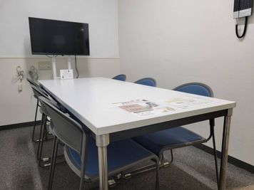 【会議室Ｃ】大井町駅徒歩２分 | 最大6名 | WEB会議・研修・面談に最適 | モニタ・ホワイトボード| 光回線wifi - シェア＆レンタルオフィスMICAN
