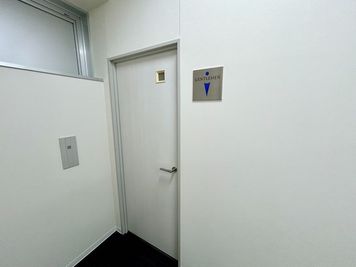 【男性お手洗い入口】 - TIME SHARING 仙台 駅前のぞみビル 5Aの設備の写真