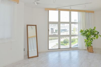 撮影場所に最適!!北摂・箕面萱野駅向いのレンタルフォトブース。東側・南側から入る自然光で午後からも撮影OK!! wifi完備。 - レンタルスペースsecondM