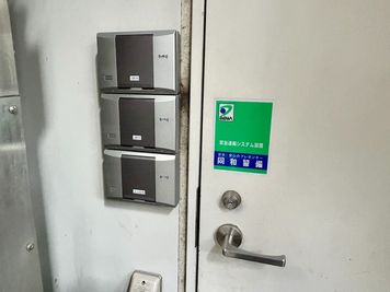【ビル左手の通路を進むと各階のセキュリティパネルがございます。予約メールに記載の暗証番号を入力し、セキュリティを解除してください。】 - TIME SHARING 仙台 駅前のぞみビル 5Bの入口の写真