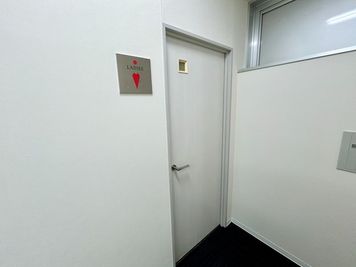 【女性用お手洗い入口】 - TIME SHARING 仙台 駅前のぞみビル 5Bの設備の写真