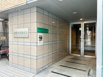【ビル入口】 - TIME SHARING 仙台 駅前のぞみビル 5Bの入口の写真