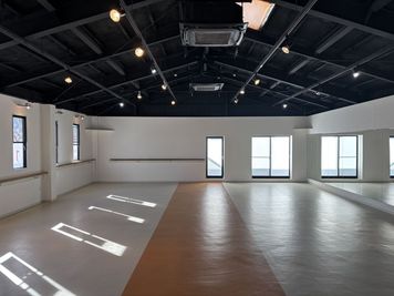 鏡付き　多目的スペース　全体 - Hattori Square 鏡付き　ダンススタジオ　多目的スペースの室内の写真