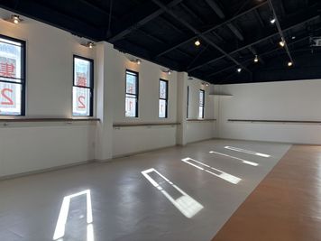 鏡付き　多目的スペース南側 - Hattori Square 鏡付き　ダンススタジオ　多目的スペースの室内の写真