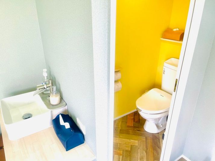 芝生で遊べるトイレ付きコンテナルーム - ブルーストーン