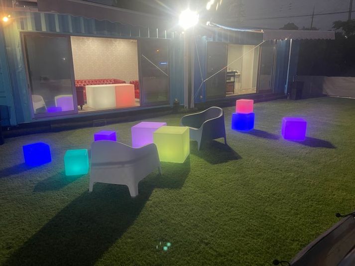 芝生で遊べるトイレ付きコンテナルーム - ブルーストーン