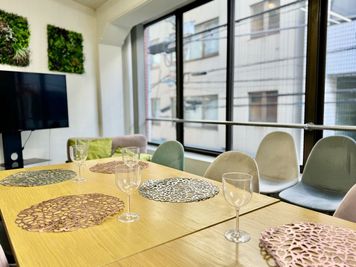 大きな窓が開放的で、明るい空間です。 - なごみスペース ワンランク上の［なごみスペース］清潔でお洒落✨パーティー・会議の室内の写真