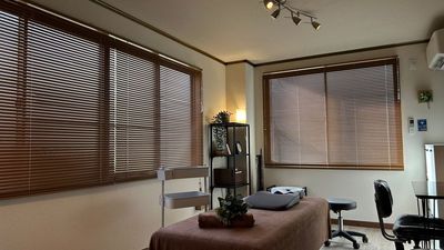 調光可能です。リラクゼーションやアロマトリートメントに最適な、落ち着いた雰囲気も演出いただけます。 - レンタルサロンHaruka蒲田店 エステ・整体・マッサージに最適な完全個室のシェアサロンの室内の写真