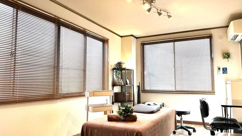 整体・エステ・セラピーなど幅広い施術に対応可能な23㎡のゆとりのある施術空間です。
落ち着いた雰囲気で、安心してご利用いただけます。 - レンタルサロンHaruka蒲田店 エステ・整体・マッサージに最適な完全個室のシェアサロンの室内の写真