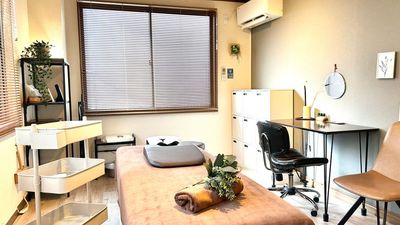 別角度からの室内写真です。
ベッド周りの導線が確保されており、施術・カウンセリングともに使いやすいレイアウトになっています。 - レンタルサロンHaruka蒲田店 エステ・整体・マッサージに最適な完全個室のシェアサロンの室内の写真