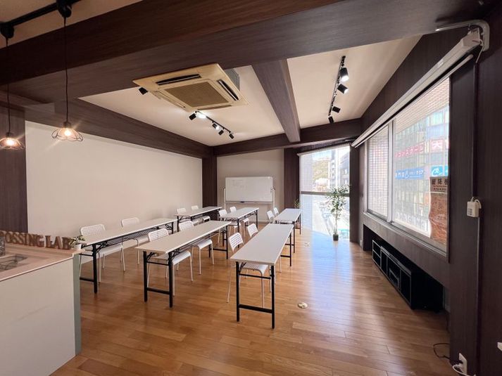 長机７つ、椅子は２０脚、自動昇降スクリーン、プロジェクター、サウンドバー、キッチン - CROSSING LABの室内の写真