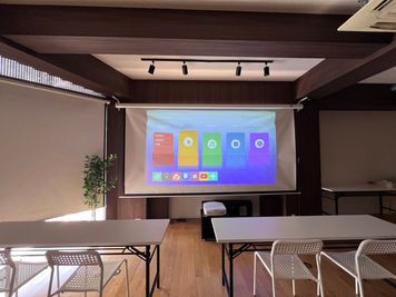 昼間でもここまで明るく超短焦点プロジェクターで大画面が見られます - CROSSING LABの室内の写真