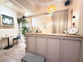 サロン入口です。エレベーターが開くと非現実な空間が広がっています。
グリーン×木の温もりがある癒しの空間です。
 - レンタルサロン　Liiro レンタルサロン　Liiro　元町駅前店　Room①の入口の写真