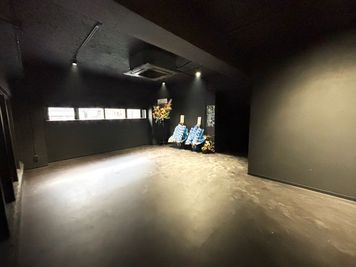 正方形に近い広々スペース
装飾も設営も自由自在 - Club 侘び寂び サブフロア 10坪程の正方形フルフラットレンタルスペースの室内の写真
