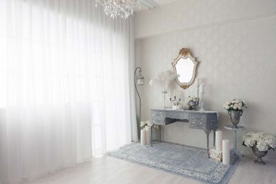 【ホワイトコーナー】
新たにラグを取り入れました - VINCENT STUDIO （ヴィンセントスタジオ） アンティーク調撮影スタジオ【新宿区】B STUDIOの室内の写真