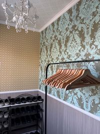 ハンガー24本とハンガーラック - レンタルスペース「If」 多目的スペース　レンタルスペース「If」の入口の写真