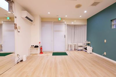 カーテン付きなので外からの視線を気にせずご利用できます！ - レンタルスタジオBASEの室内の写真